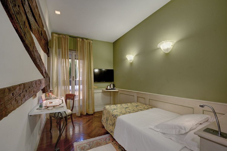 Single room art hotel commercianti bologna Single room art hotel commercianti bologna