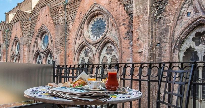 THE FLAMES AND THE BRENTATORI: LIFE IN THE MEDIEVAL BOLOGNA Art Hotel Commercianti Bologna THE FLAMES AND THE BRENTATORI: LIFE IN THE MEDIEVAL BOLOGNA Art Hotel Commercianti Bologna